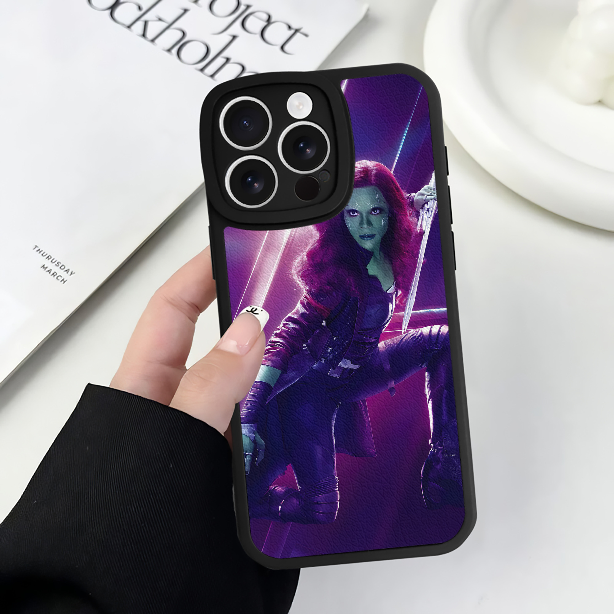 （画像用） アベンジャーズ The Avengers 【iPhone 16シリーズ対応】シリコンスマホケース（レザー調） 材質：シリコン